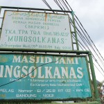 Plang bertuliskan nama masjid mungsolkanas