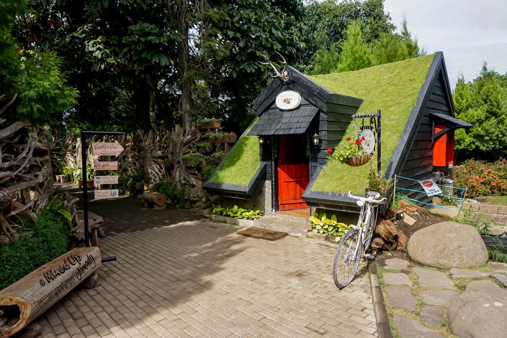 Indonesia-Bandung-Farmhouse-Susu-Lembang-Souvenir-shop-1