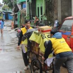 Tim GO-BOX dalam program sosial GIFTBOX Memberikan Donasi Pasca Banjir Bandung Selatan