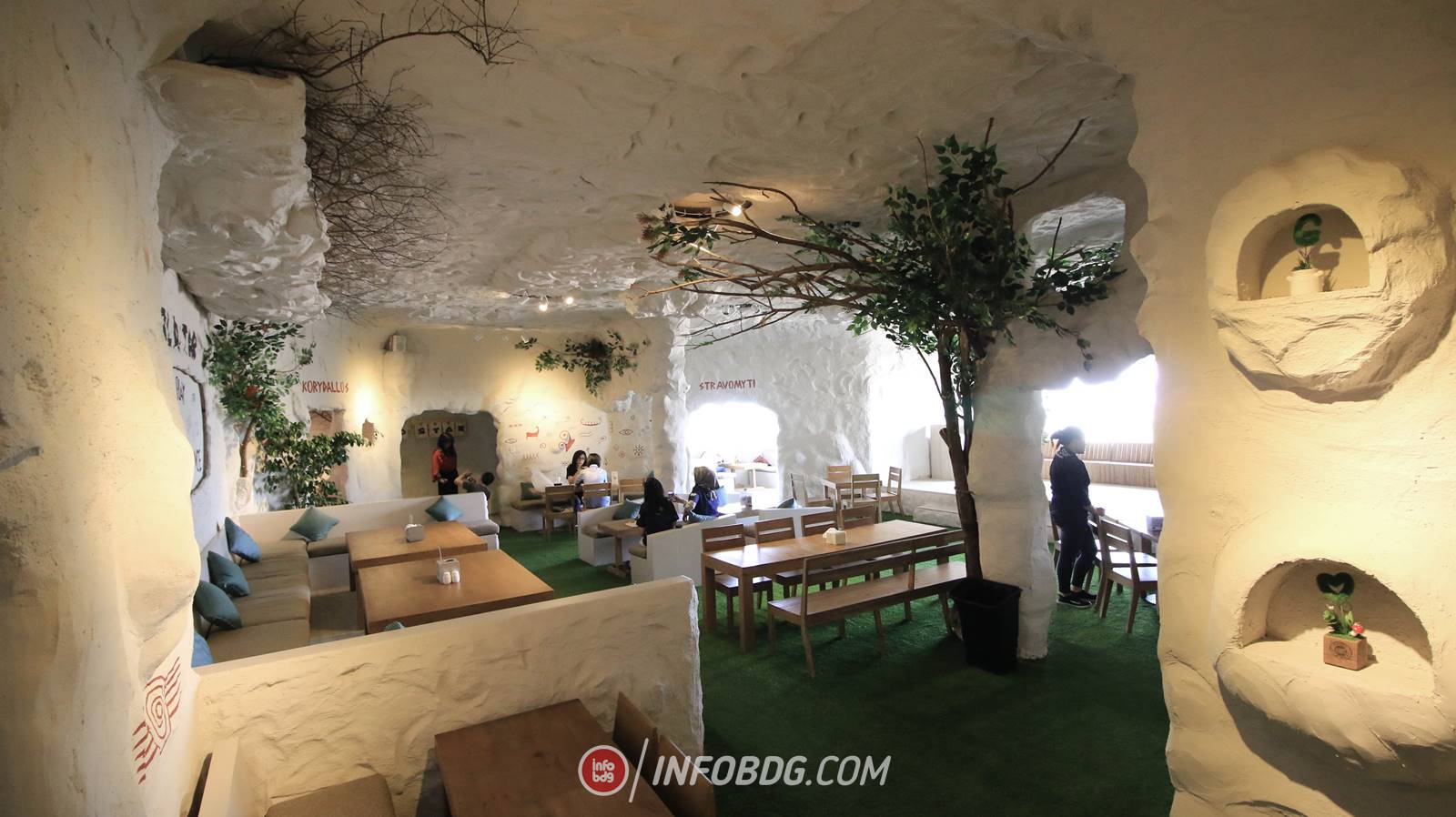 Nuansa Gua ala Santorini Yunani di Goldstar 360 Cafe | infobdg.com