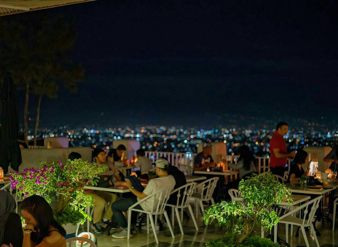 Menikmati Indahnya Bandung Ala Santorini Yunani Di Orofi Cafe