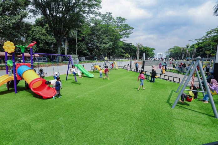 170375047298-kado-akhir-tahun-kawasan-monju-di-kota-bandung-kini-dibuka-untuk-umum