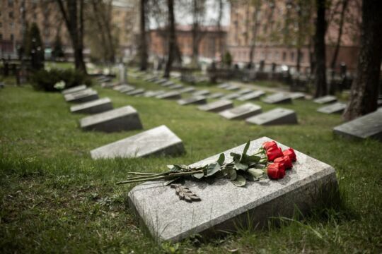 view-gravestone-with-flowers_23-2149431240