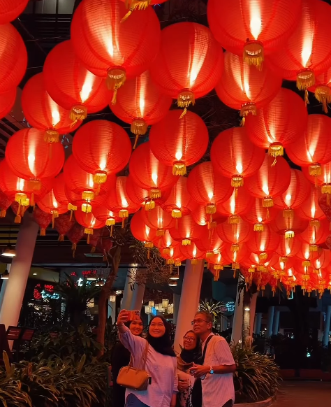 foto estetik lampion imlek ciwalk bandung 2026