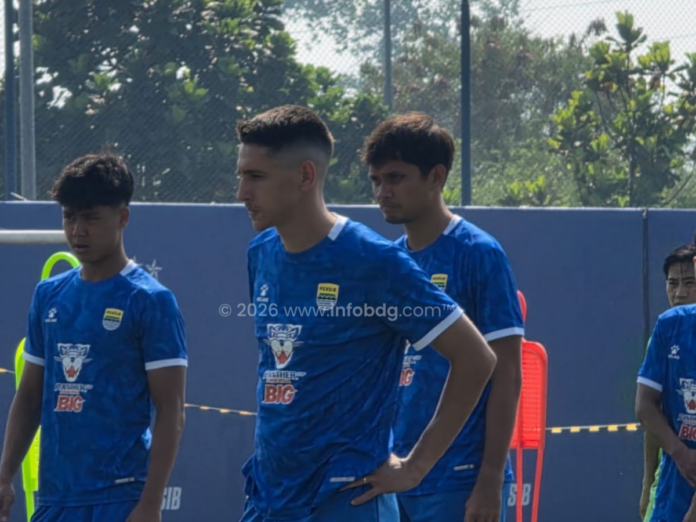 luka menalo latihan persib